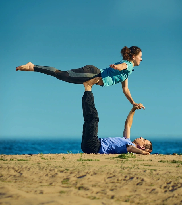 Coppia che pratica sport sulla spiaggia